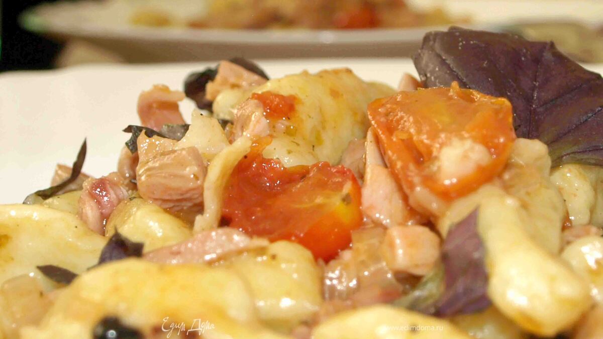 Картофельные ньокки (клецки) с помидорами черри и копченой курицей