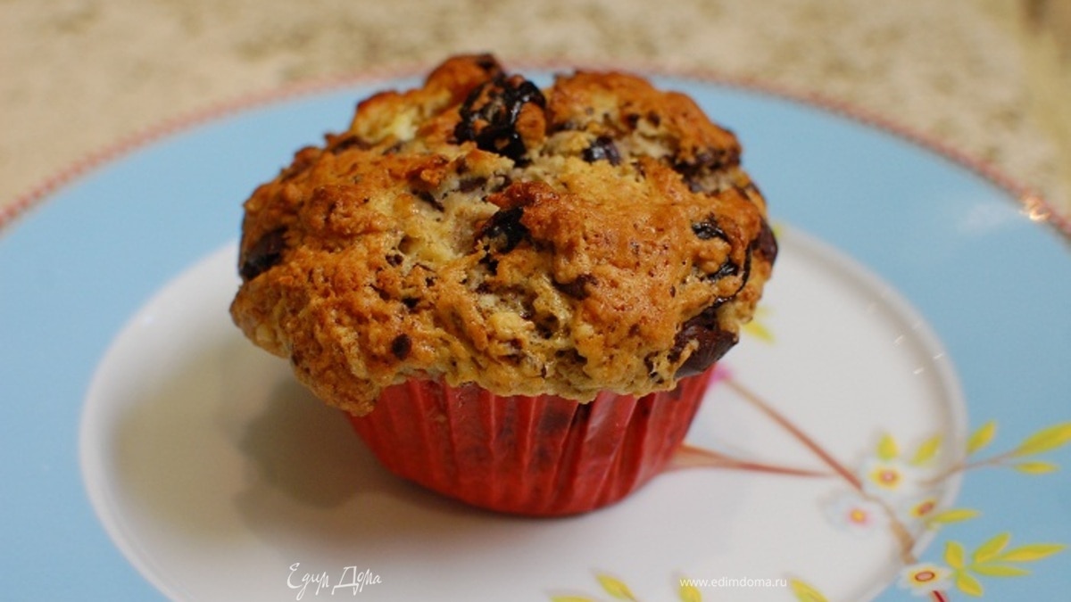 Маффины с шоколадом и вяленой вишней 
