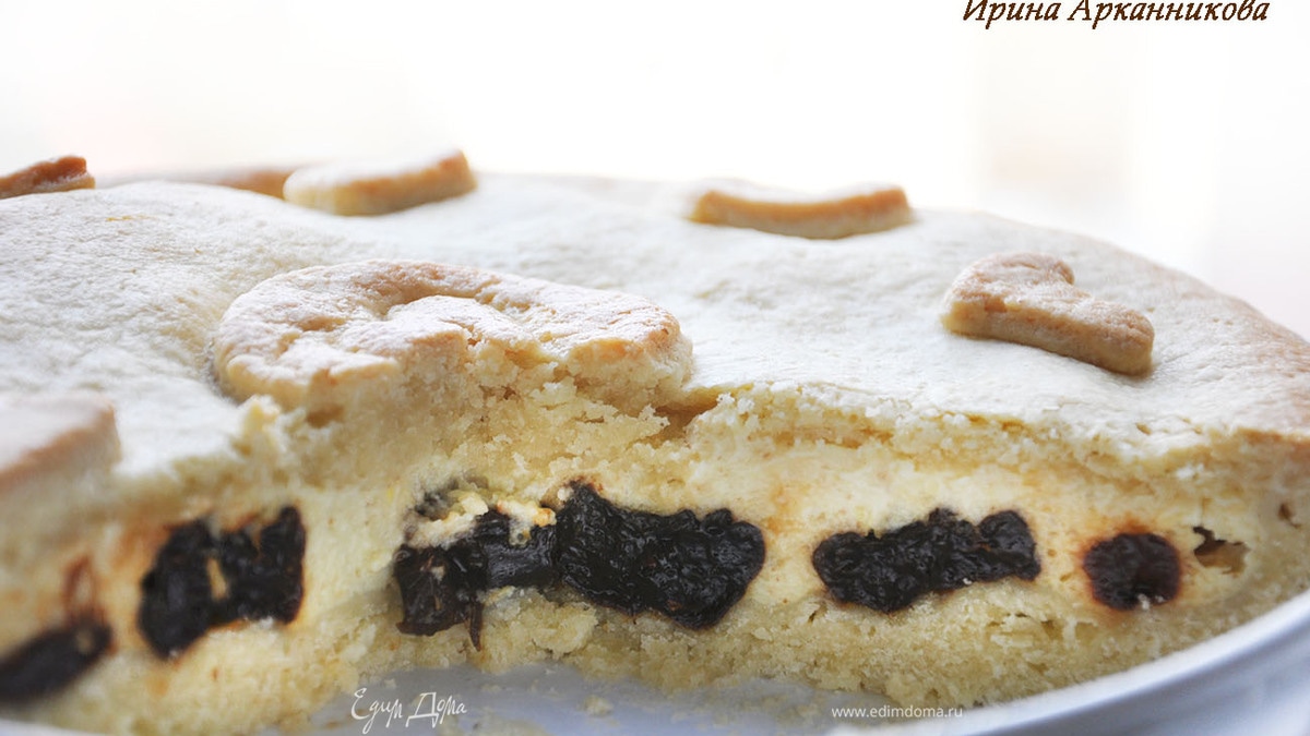 Баскский пирог с черносливом и заварным кремом