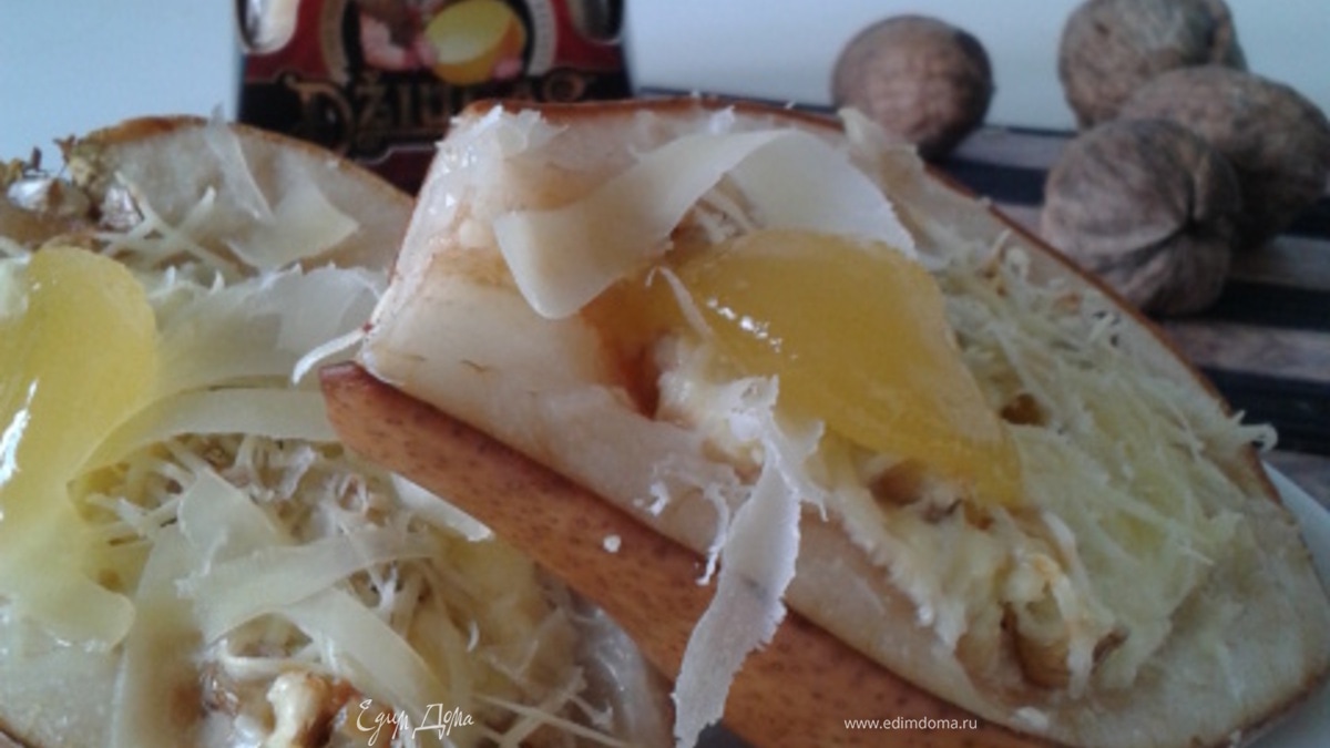 Запеченная медовая груша с творогом, грецкими орешками и сыром Джюгас