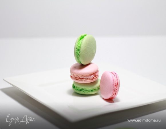  Французские macaroons с фисташками и клубникой