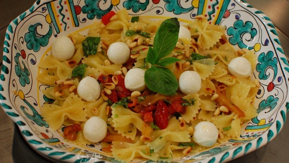 Салат из макарон с запеченным перцем и моцареллой
