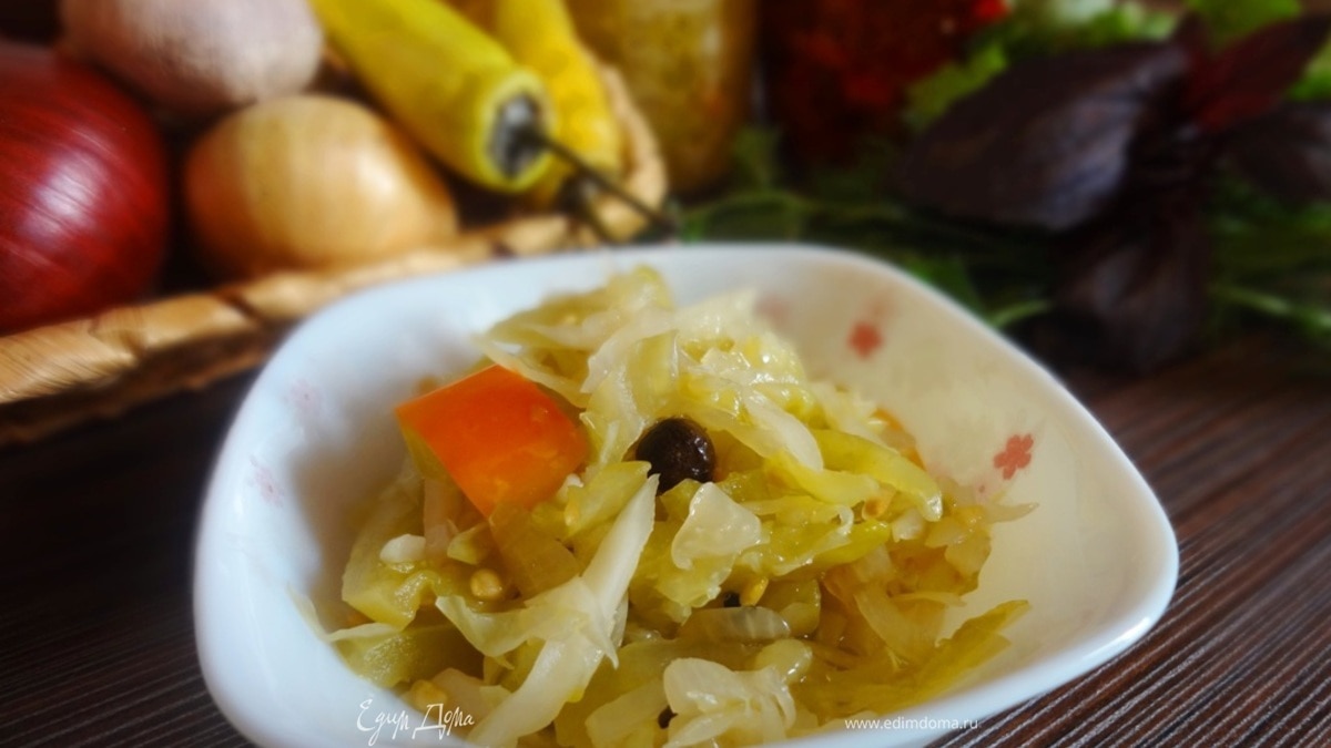 Салат из зеленых помидоров с капустой