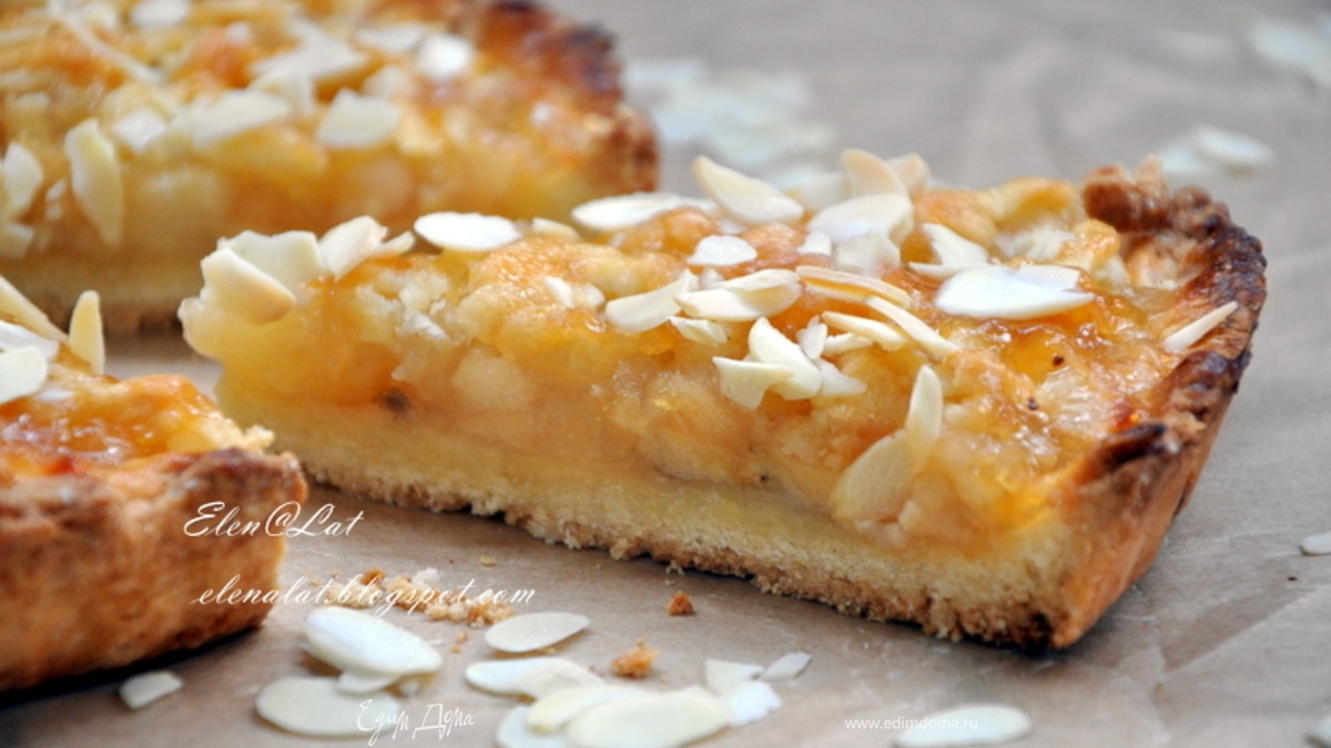 Тарт с яблоками, бананами и миндалем
