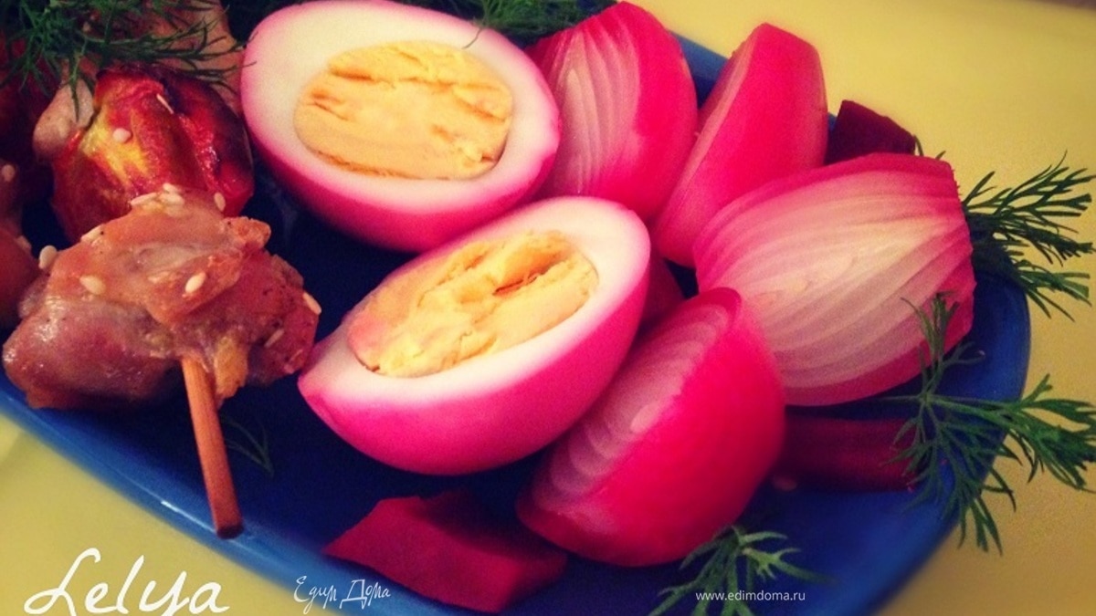 Лук и яйца в маринаде со свеклой
