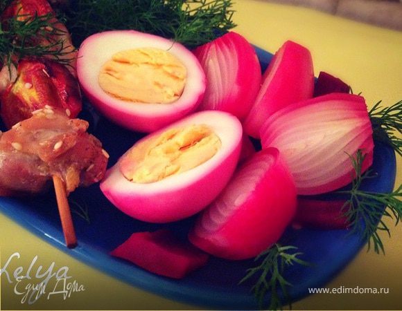 Лук и яйца в маринаде со свеклой Лук и яйца в маринаде со свеклой