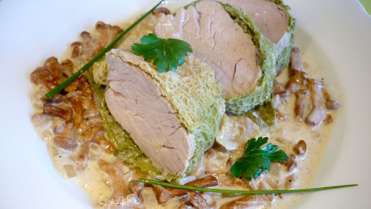 Филе свинины в листьях савойской капусты на соусе из лисичек