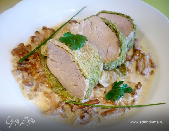 Филе свинины в листьях савойской капусты на соусе из лисичек 