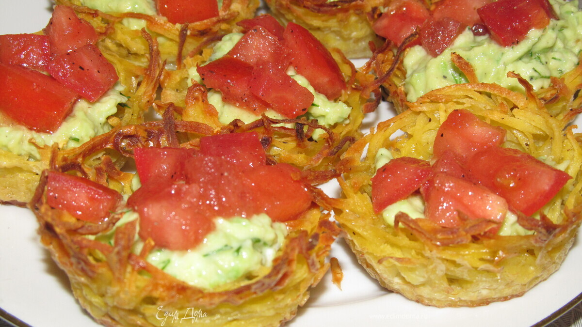 Картофельные корзинки с помидором и авокадо