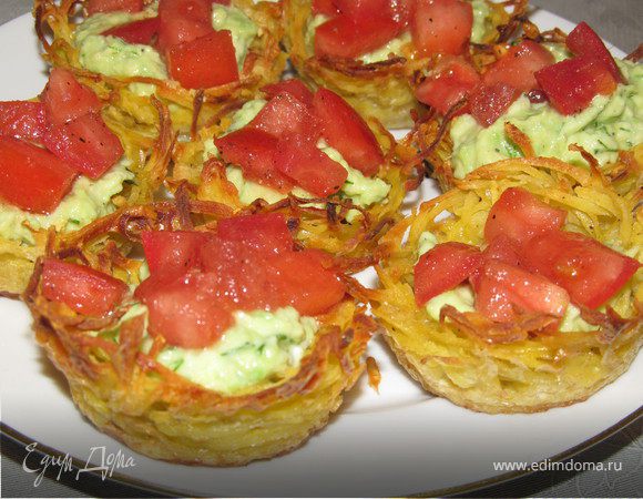 Картофельные корзинки с помидором и авокадо