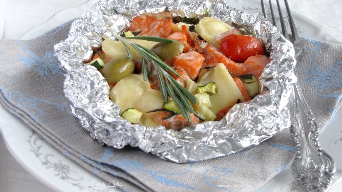 Форель, запеченная с овощами и сыром камамбер