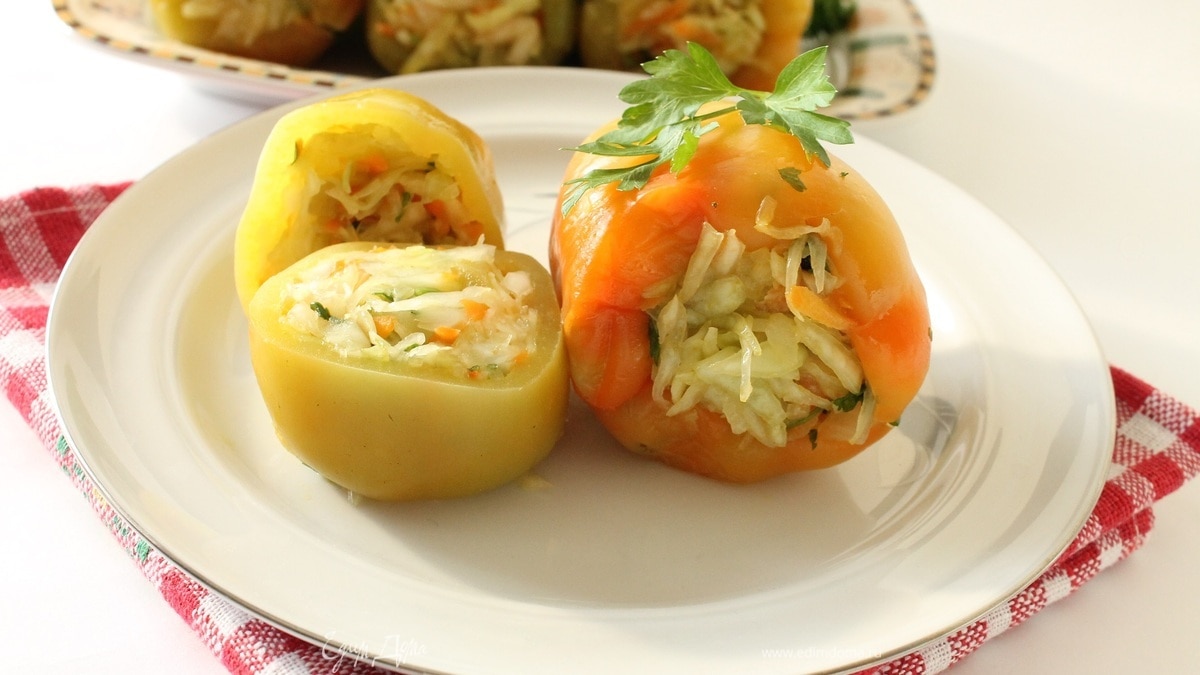 Квашеный болгарский перец, фаршированный овощами