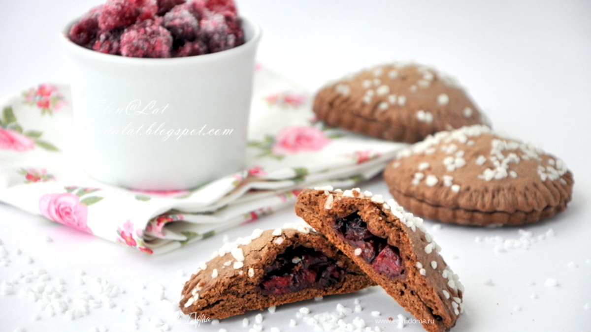 Шоколадное печенье с вишней