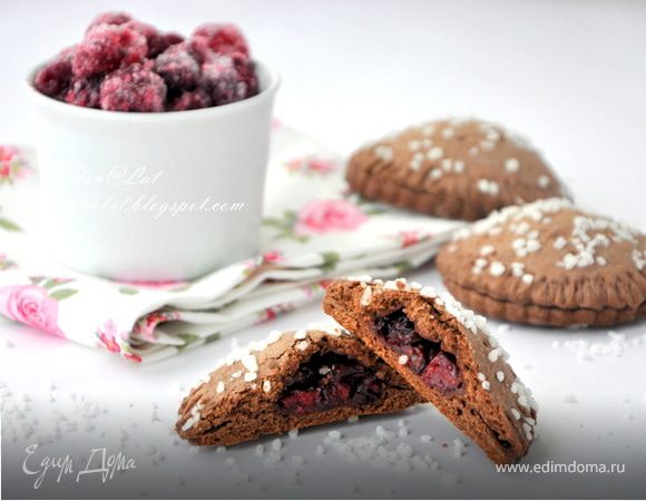 Шоколадное печенье с вишней