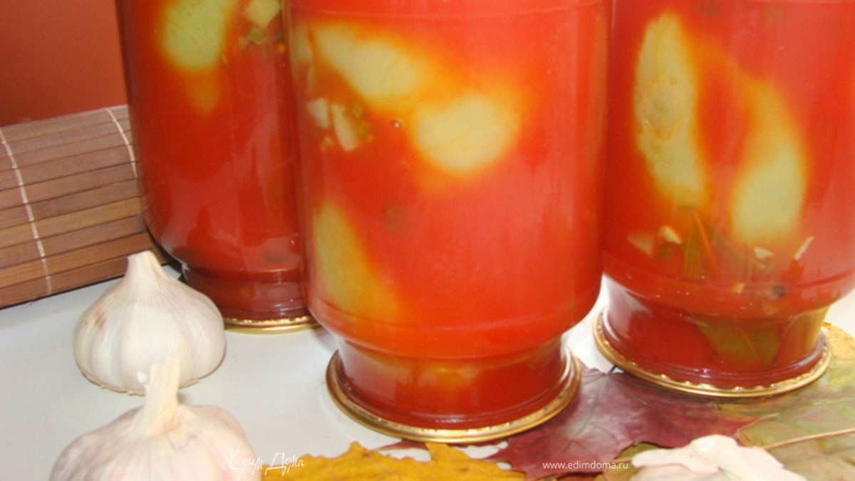 Маринованный перец, фаршированный баклажанами, в томатном соке