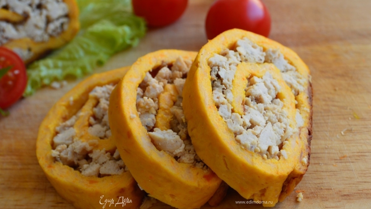 Тыквенно-яичный рулет с куриной начинкой