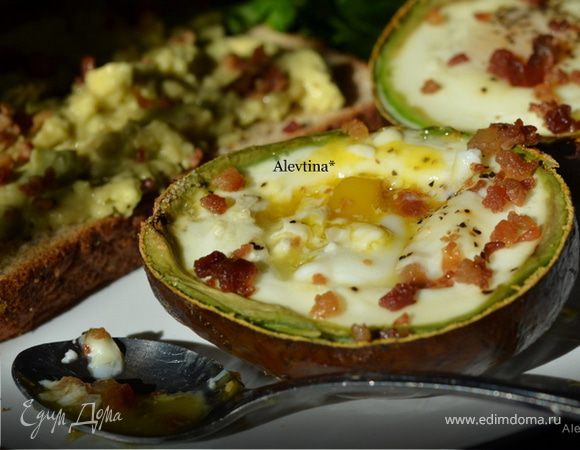 Авокадо с запеченными яйцами Авокадо с запеченными яйцами