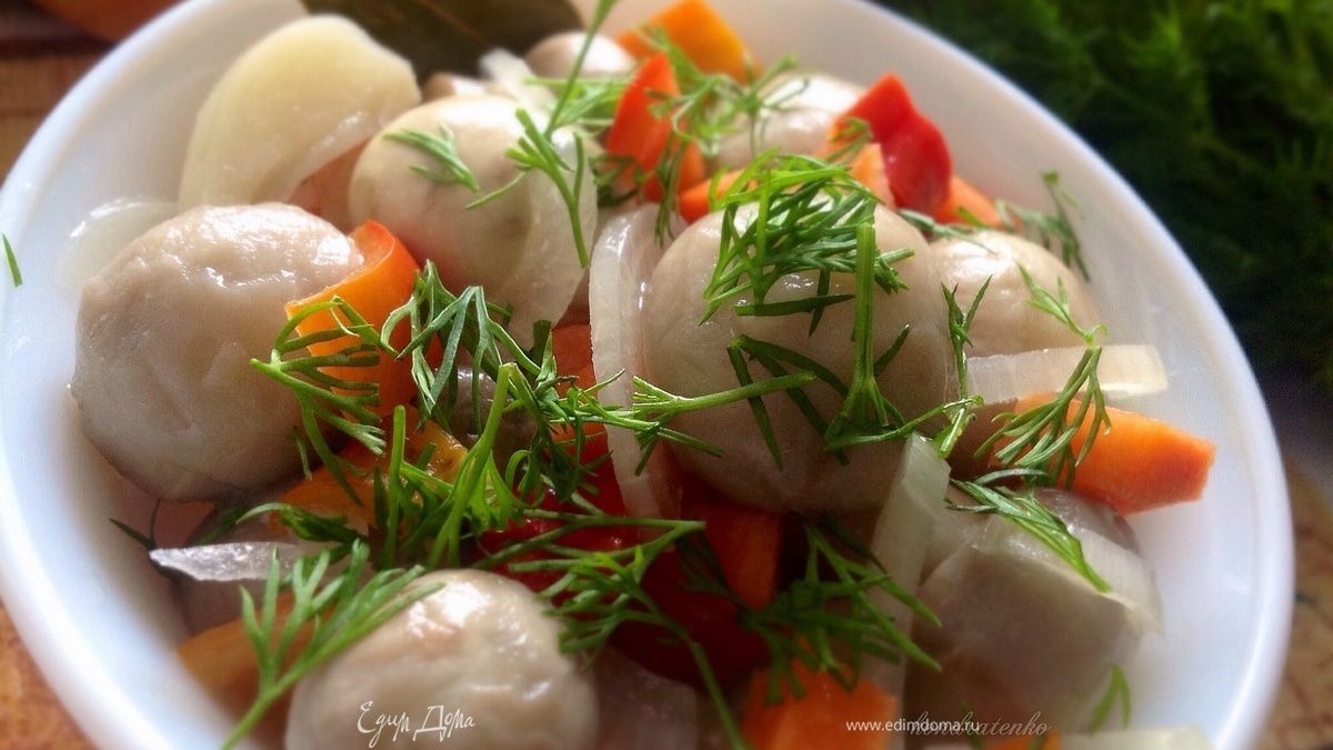 Быстрые маринованные шампиньоны с овощами