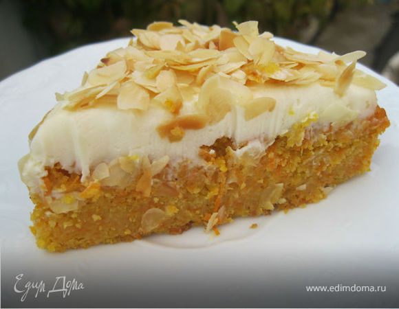 Морковный торт с кремом из маскарпоне и миндальными лепестками