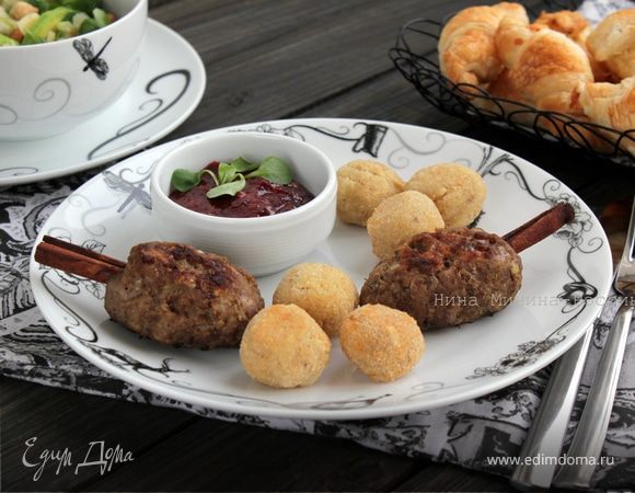Котлеты из индейки с яблоком и сыром Джюгас на палочке корицы и крокеты из фасоли с сыром Джюгас Котлеты из индейки с яблоком и сыром Джюгас на палочке корицы и крокеты из фасоли с сыром Джюгас