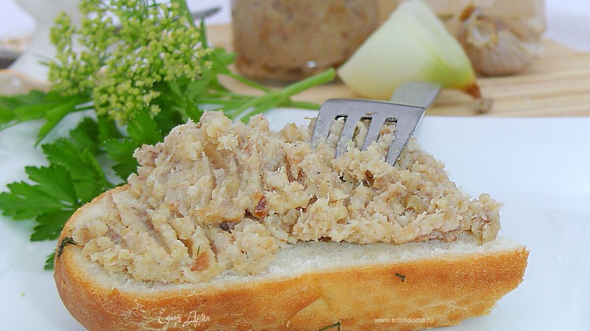 Смалец с луком, яблоком и чесноком