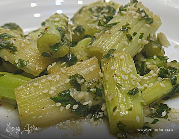 Пряный маринованный сельдерей в меду 