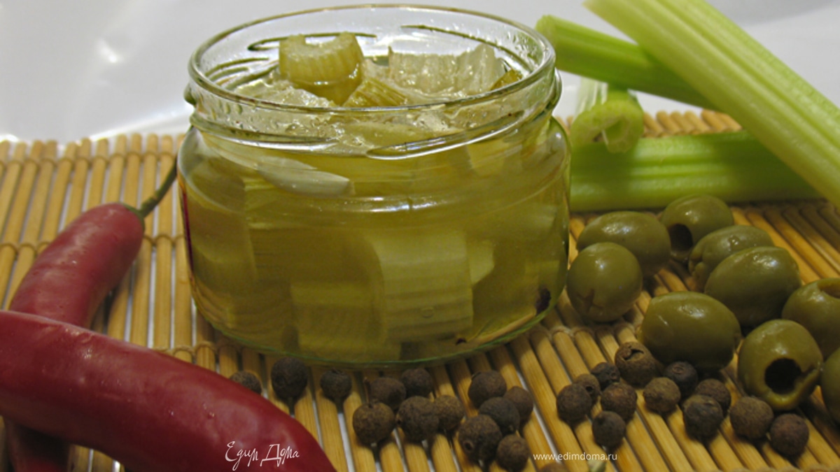 В масле маринованный сельдерей