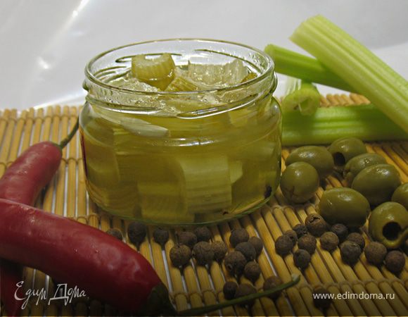 В масле маринованный сельдерей В масле маринованный сельдерей