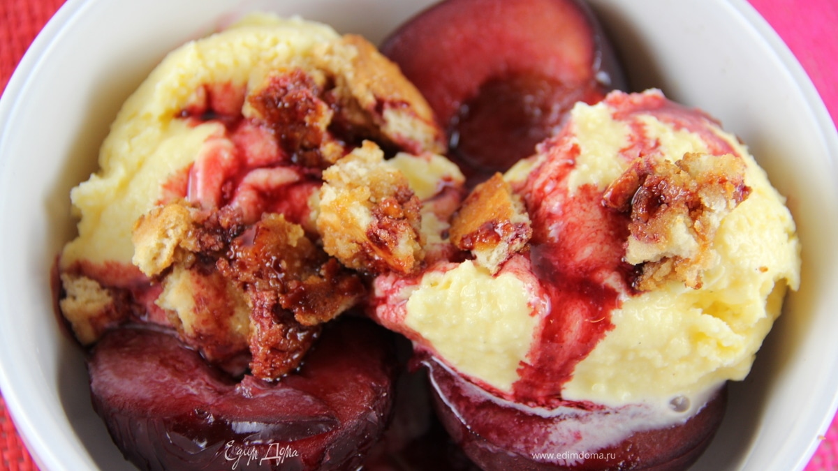 Сливовый десерт с ванильным мороженым и медовым печеньем