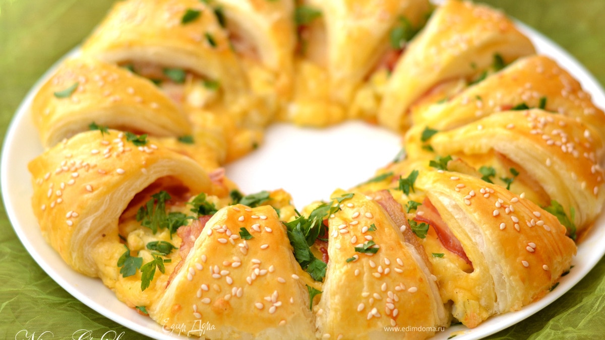 Порционный пирог-венок с беконом, сыром и яйцом