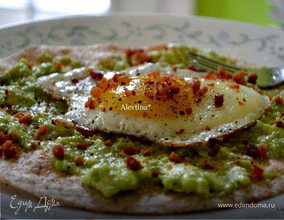 Быстрый завтрак с авокадо и яйцом