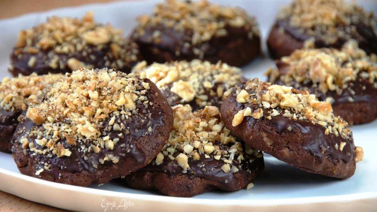 Шоколадное печенье с грецкими орехами и корицей