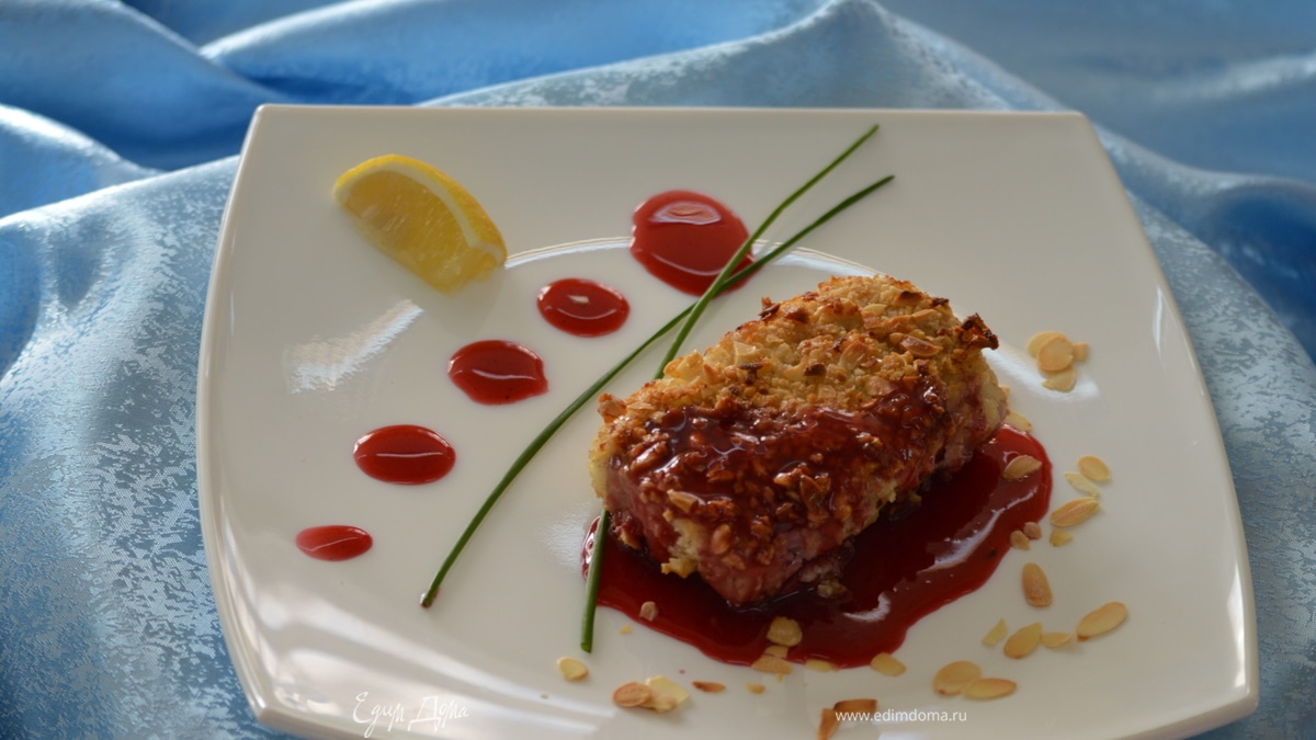 Треска в миндальной корочке с брусничным соусом