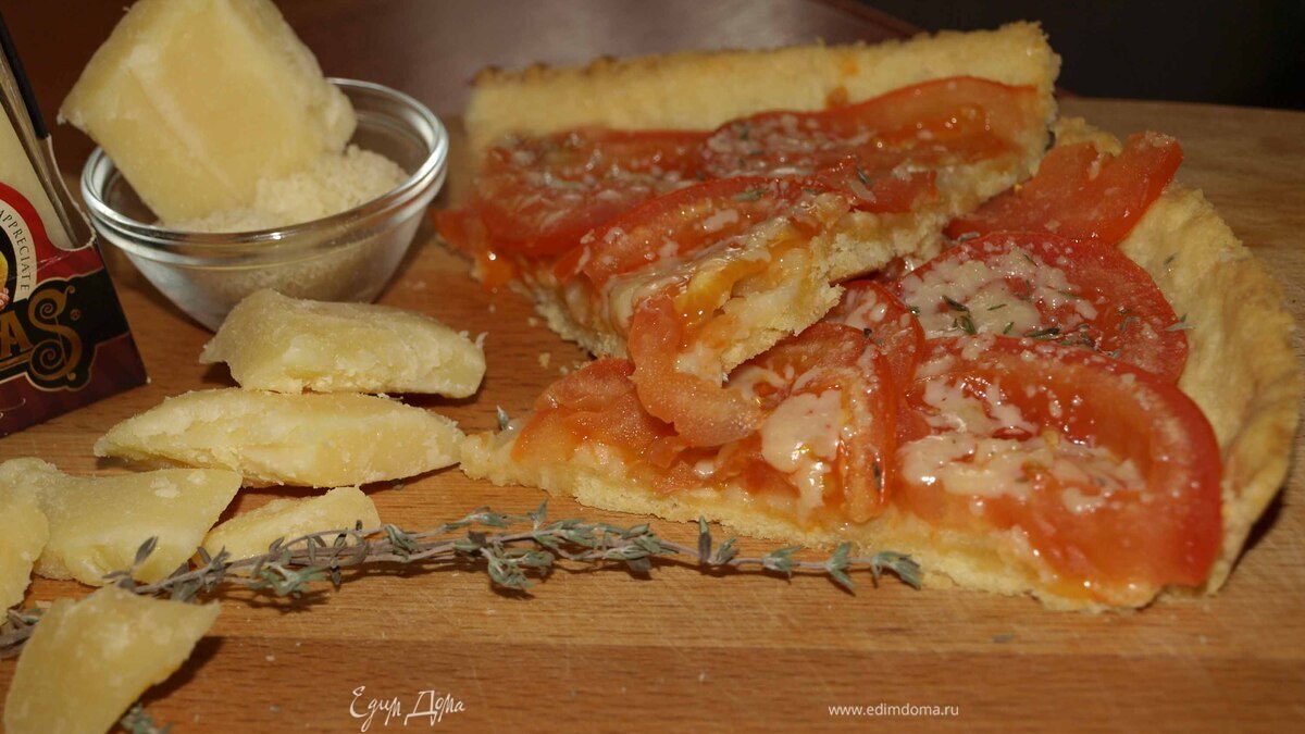 Открытый пирог с помидорами, тимьяном и сыром