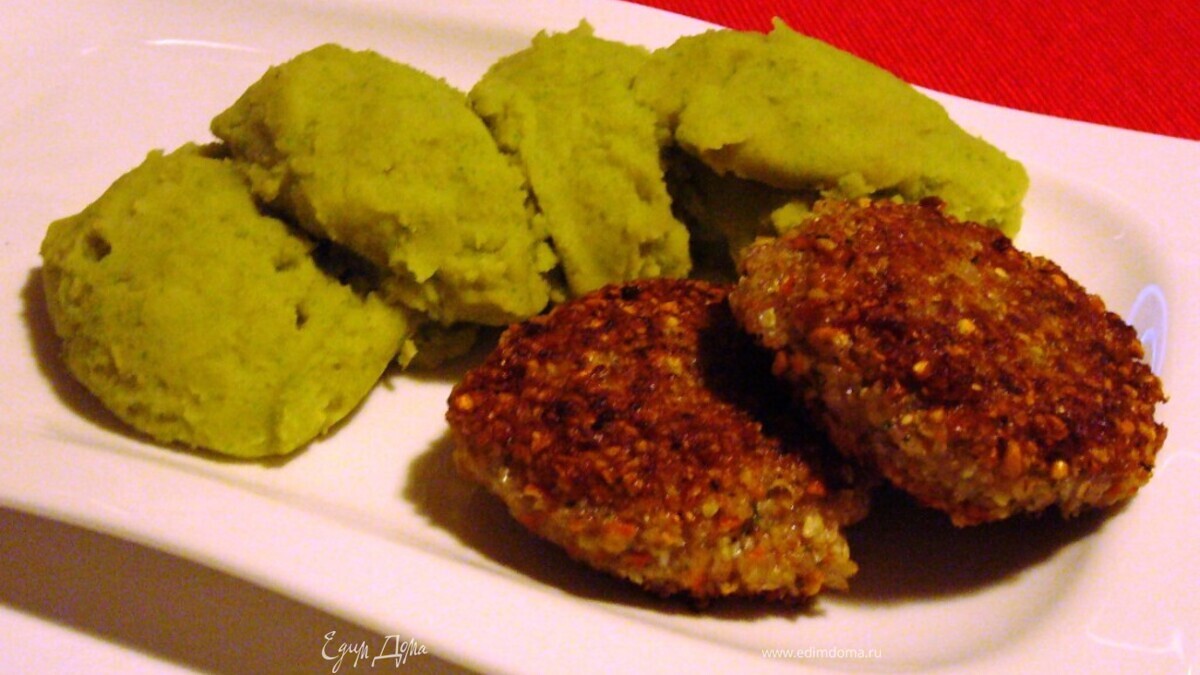 Гречневые биточки с горохово-картофельным пюре