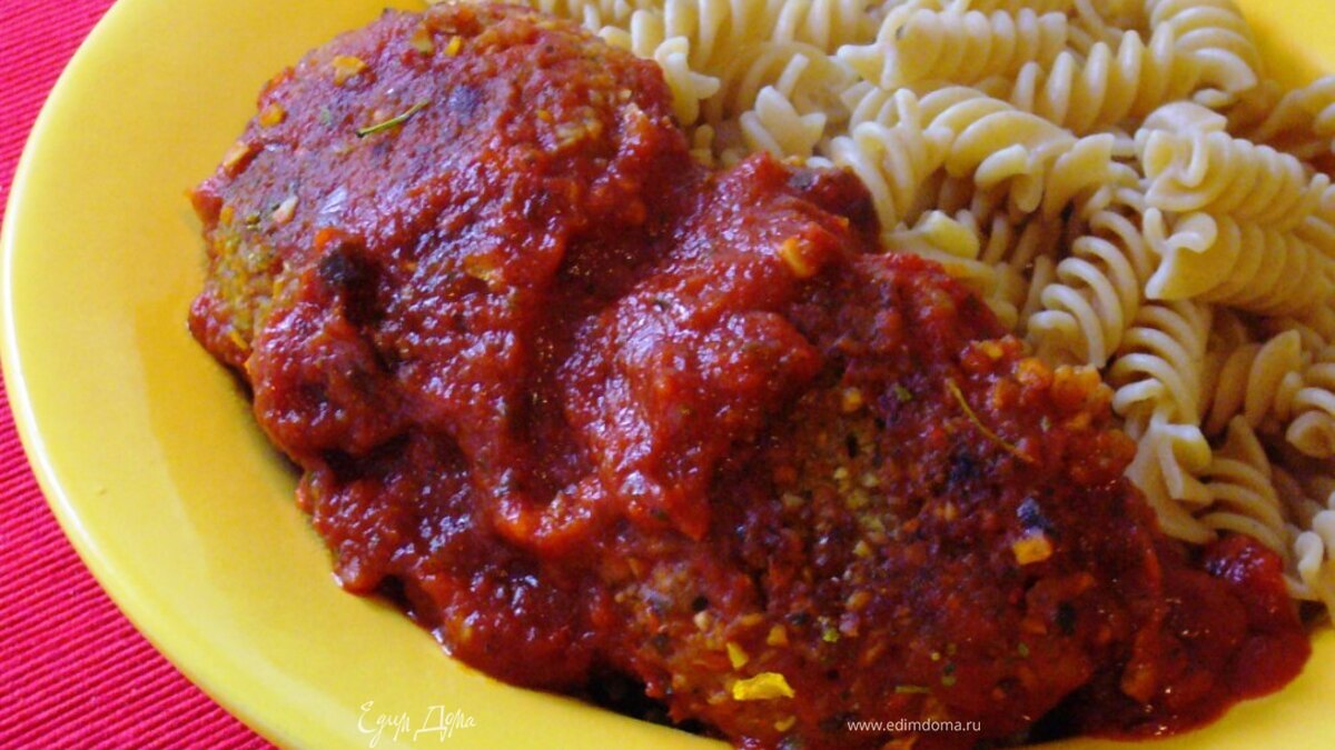 Гречневые котлетки в минутном томатном соусе с цельнозерновыми фузилли