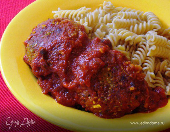Гречневые котлетки в минутном томатном соусе с цельнозерновыми фузилли Гречневые котлетки в минутном томатном соусе с цельнозерновыми фузилли