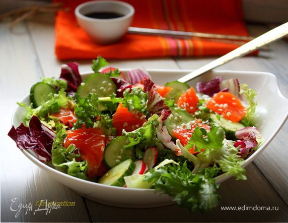 Овощной салат с лососем