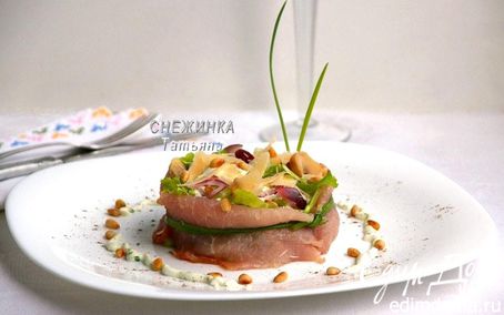 Рецепт Салат с вяленым окороком, сыром Джюгас, виноградом и кедровыми орешками с заправкой из маскарпоне