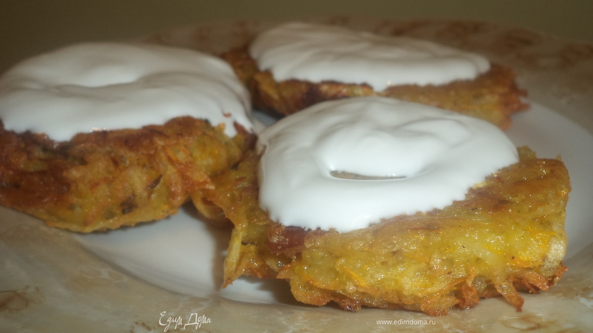 Картофельные оладьи с морковью и колбасой