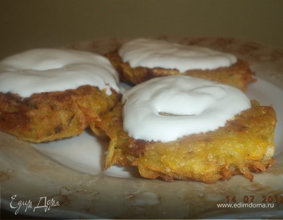 Картофельные оладьи с морковью и колбасой