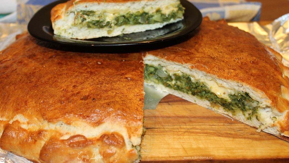 Пицца кальцоне с брокколи и шпинатом