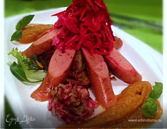 Вегетарианские сосиски с квашеной капустой на лепешке из кабачков с яблочно-морковным пюре