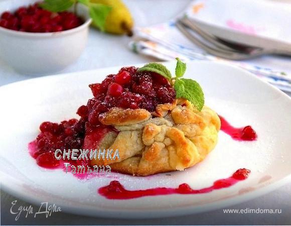 Слойки с грушей, сыром Джюгас и брусничным соусом