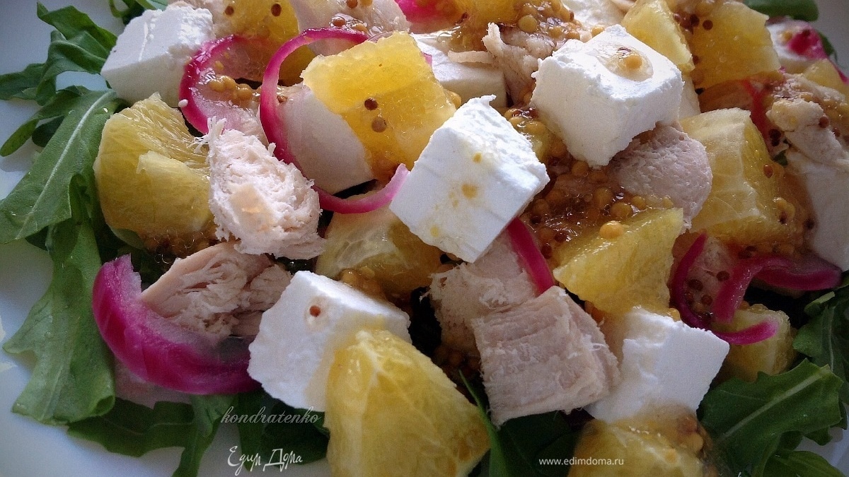 Салат с куриным филе, апельсином и сыром фета