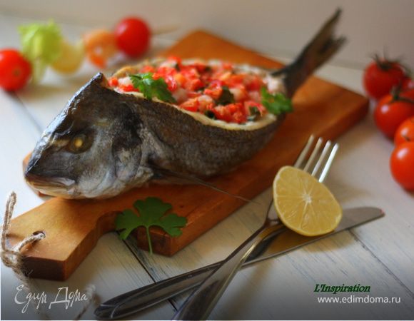 Дорада, фаршированная креветками и томатами