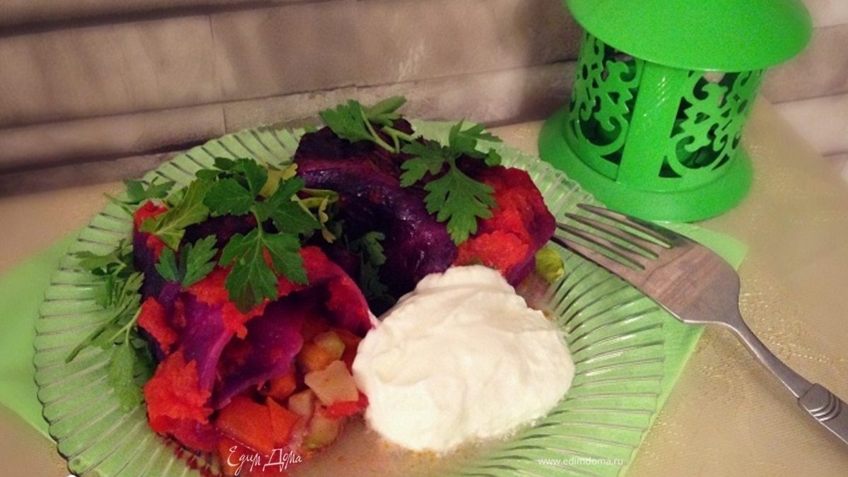 Голубцы из краснокочанной капусты с овощной начинкой