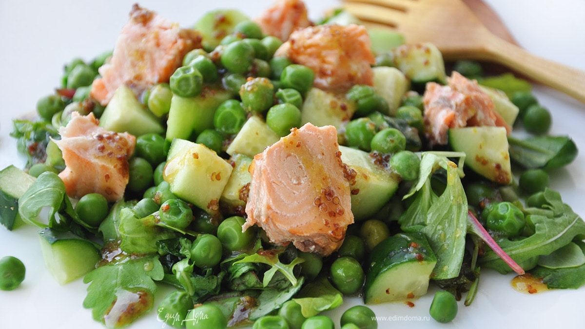 Семга с овощами и салатом под горчично-медовой заправкой