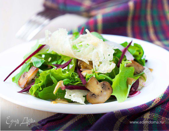 Салат со свеклой, шампиньонами и сырными чипсами Салат со свеклой, шампиньонами и сырными чипсами