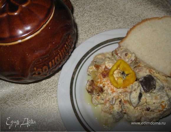 Кролик с грибами в сметанном соусе в горшочке Кролик с грибами в сметанном соусе в горшочке